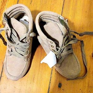 New kink baby girl wedges size 11 beige